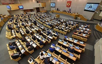 Госдума приняла закон о равном статусе бумажного и электронного полиса ОСАГО